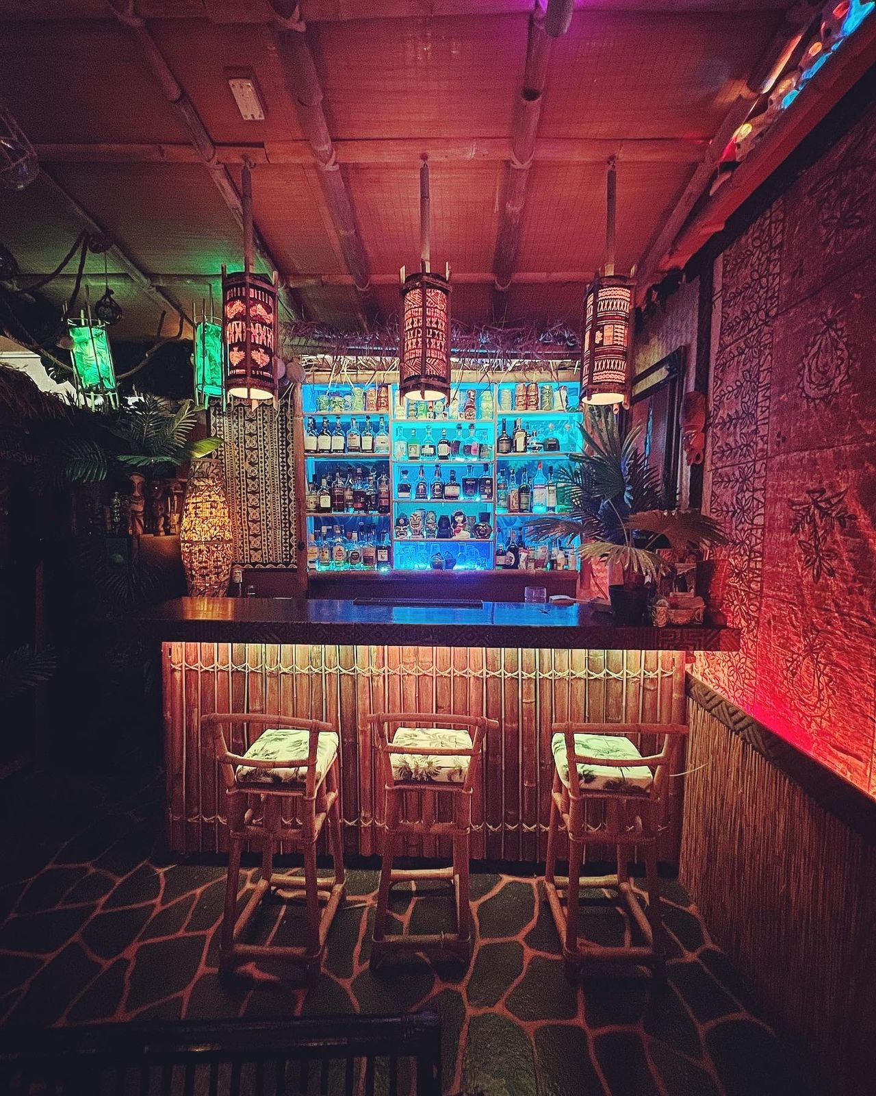 Home tiki deals bar