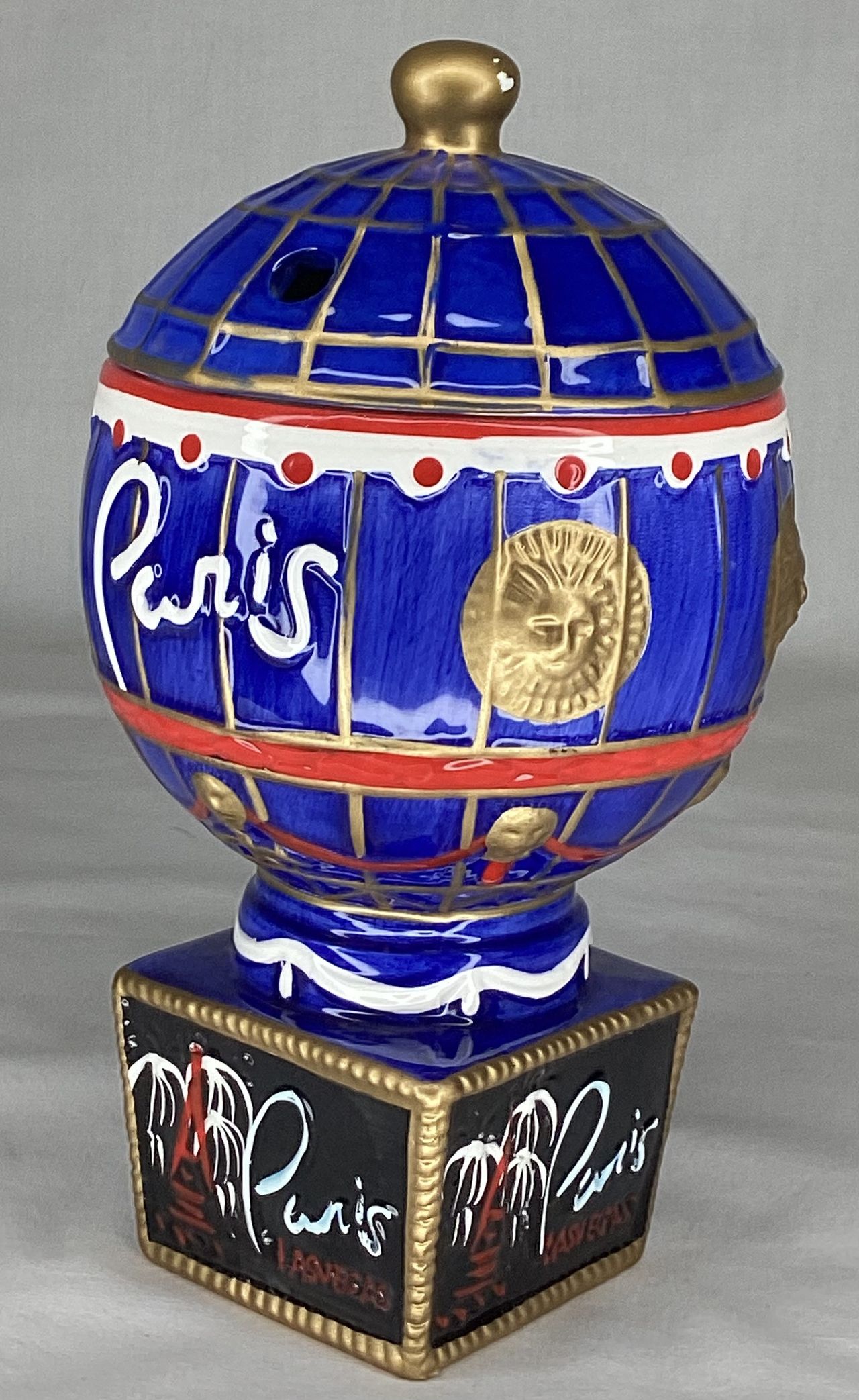 Sign in the shape of the Montgolfier balloon at the Paris Casino